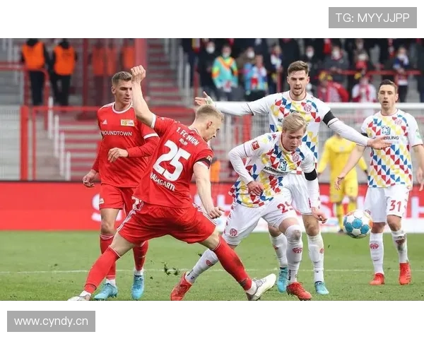 多特蒙德防线站位频繁被针对,当前阶段防守稳定性面临考验,影响赛季竞争形势 多特蒙德防线站位频繁被针对,当前阶段防守稳定性面临考验,影响赛季竞争形势
